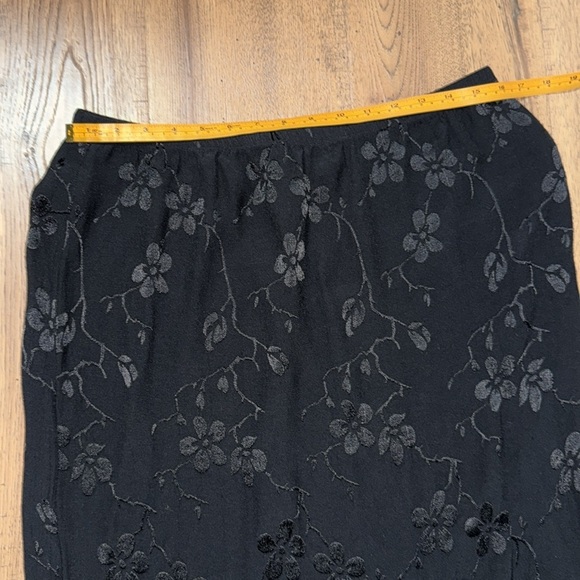 SPENCER ALEXIS Elegant Black Floral Skirt - Picture 3 of 7